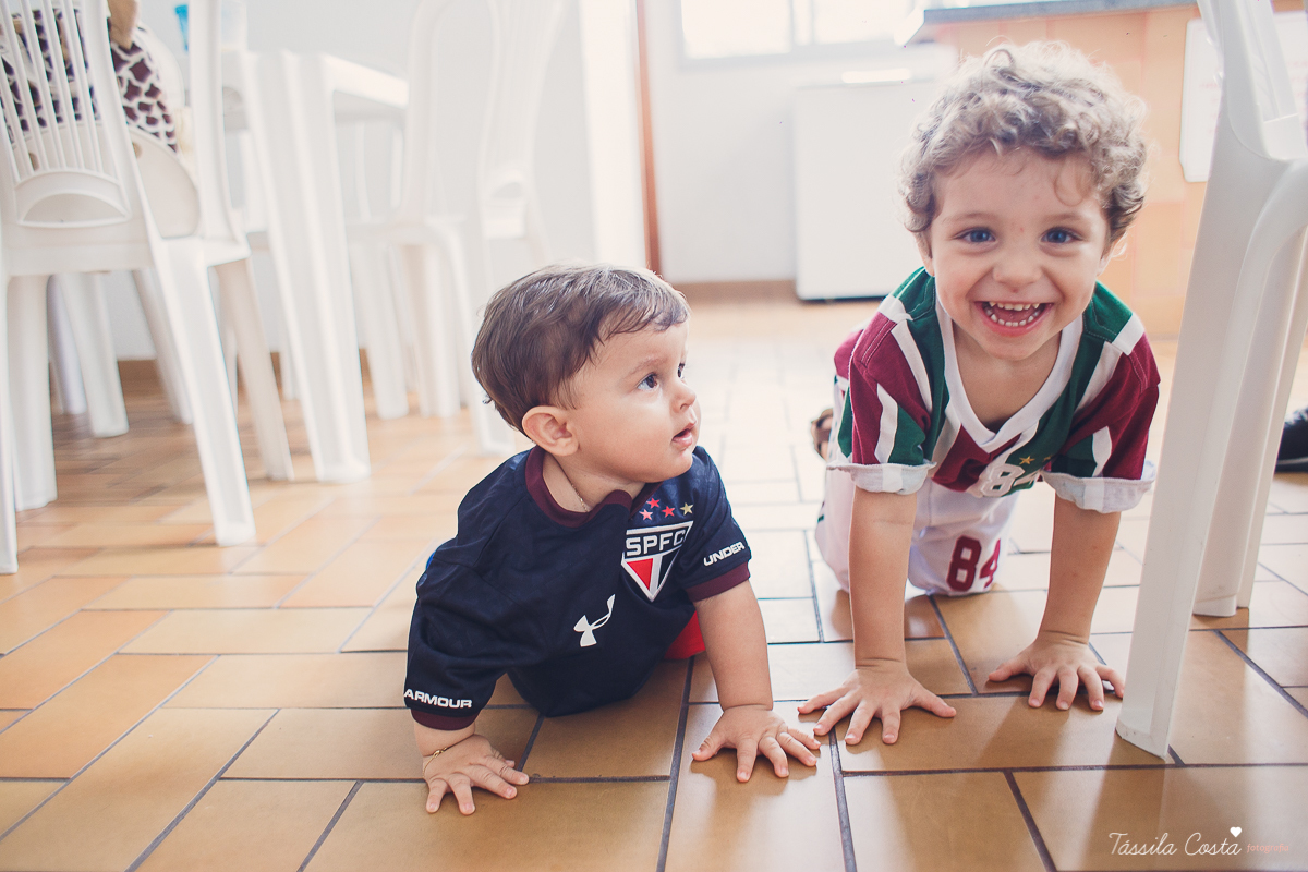 festa simples no tema São Paulo, convidados uniformizados com camisa de time na festa, aniversário simples no prédio, churrasco com amigos, churrasco oara aniversário de 1 ano, fotografia infantil, desconto em fotografia infantil em Vila Velha, fotógrafo