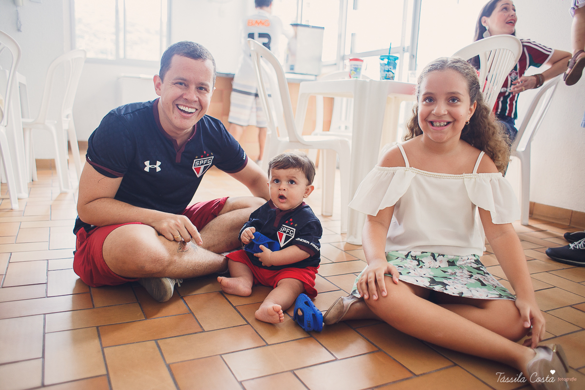 festa simples no tema São Paulo, convidados uniformizados com camisa de time na festa, aniversário simples no prédio, churrasco com amigos, churrasco oara aniversário de 1 ano, fotografia infantil, desconto em fotografia infantil em Vila Velha, fotógrafo