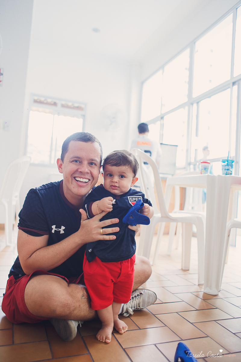 festa simples no tema São Paulo, convidados uniformizados com camisa de time na festa, aniversário simples no prédio, churrasco com amigos, churrasco oara aniversário de 1 ano, fotografia infantil, desconto em fotografia infantil em Vila Velha, fotógrafo