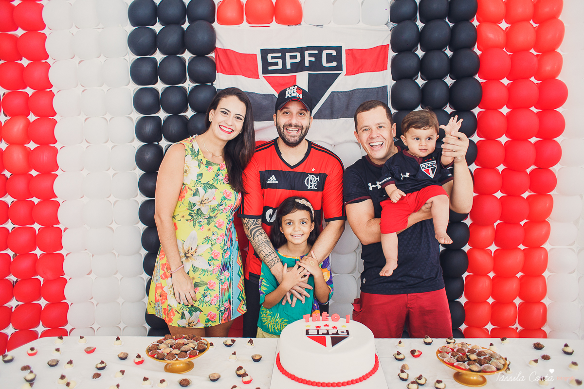 festa simples no tema São Paulo, convidados uniformizados com camisa de time na festa, aniversário simples no prédio, churrasco com amigos, churrasco oara aniversário de 1 ano, fotografia infantil, desconto em fotografia infantil em Vila Velha, fotógrafo