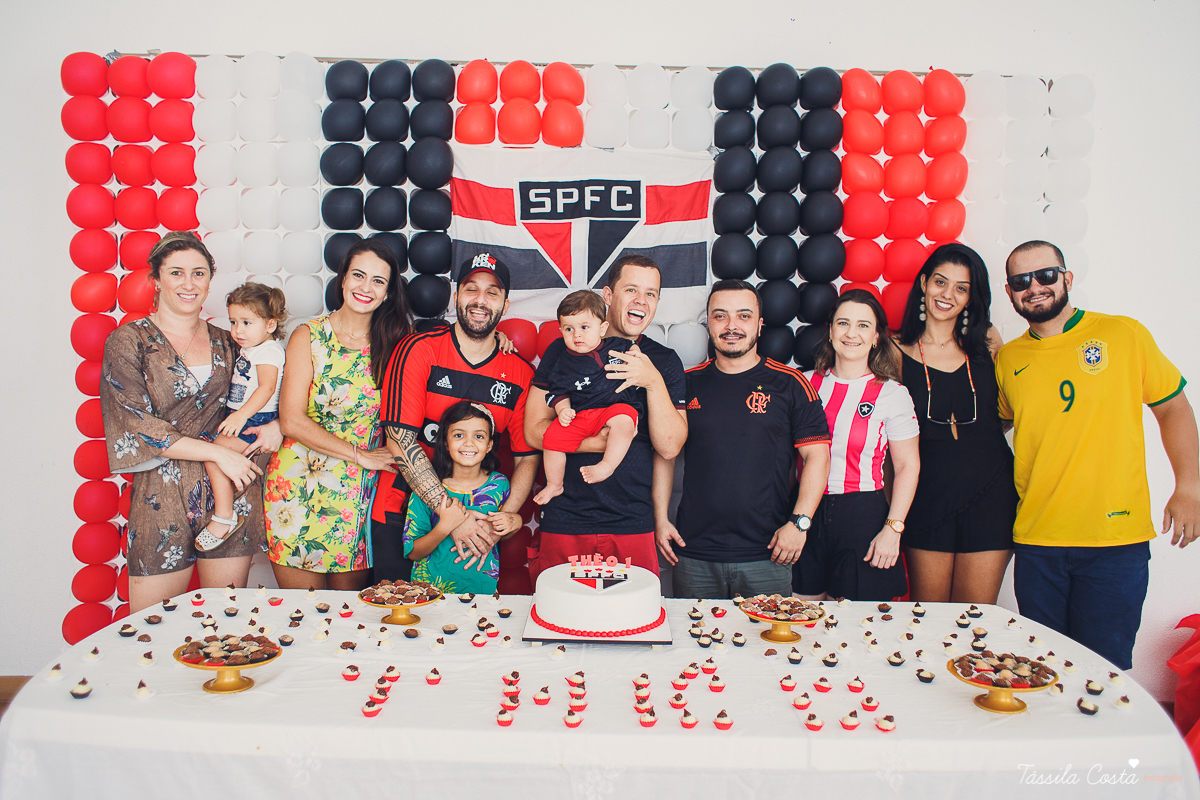 festa simples no tema São Paulo, convidados uniformizados com camisa de time na festa, aniversário simples no prédio, churrasco com amigos, churrasco oara aniversário de 1 ano, fotografia infantil, desconto em fotografia infantil em Vila Velha, fotógrafo