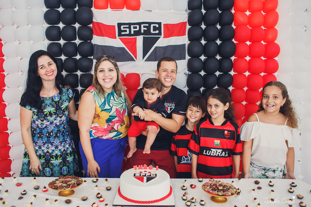 festa simples no tema São Paulo, convidados uniformizados com camisa de time na festa, aniversário simples no prédio, churrasco com amigos, churrasco oara aniversário de 1 ano, fotografia infantil, desconto em fotografia infantil em Vila Velha, fotógrafof