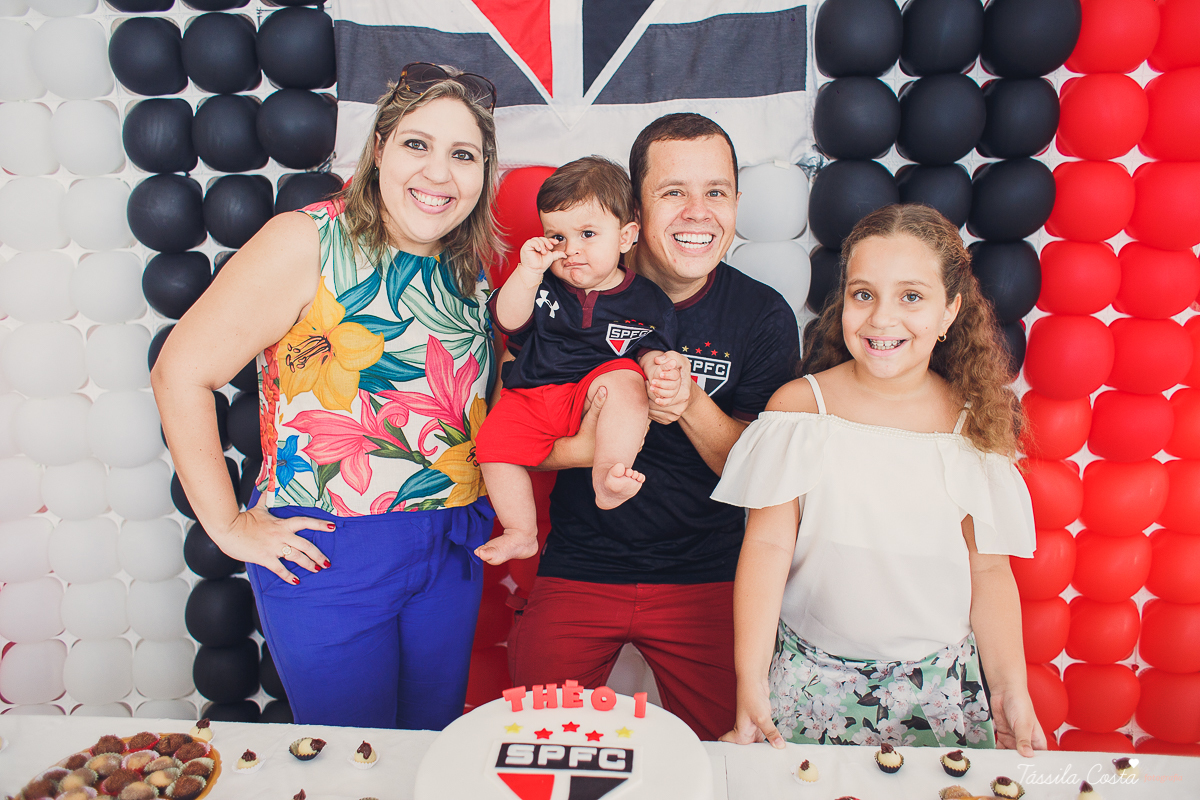 festa simples no tema São Paulo, convidados uniformizados com camisa de time na festa, aniversário simples no prédio, churrasco com amigos, churrasco oara aniversário de 1 ano, fotografia infantil, desconto em fotografia infantil em Vila Velha, fotógrafo