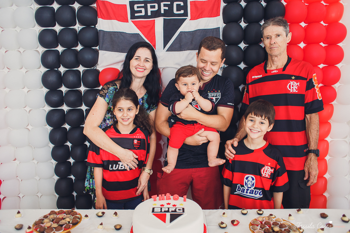 festa simples no tema São Paulo, convidados uniformizados com camisa de time na festa, aniversário simples no prédio, churrasco com amigos, churrasco oara aniversário de 1 ano, fotografia infantil, desconto em fotografia infantil em Vila Velha, fotógrafo