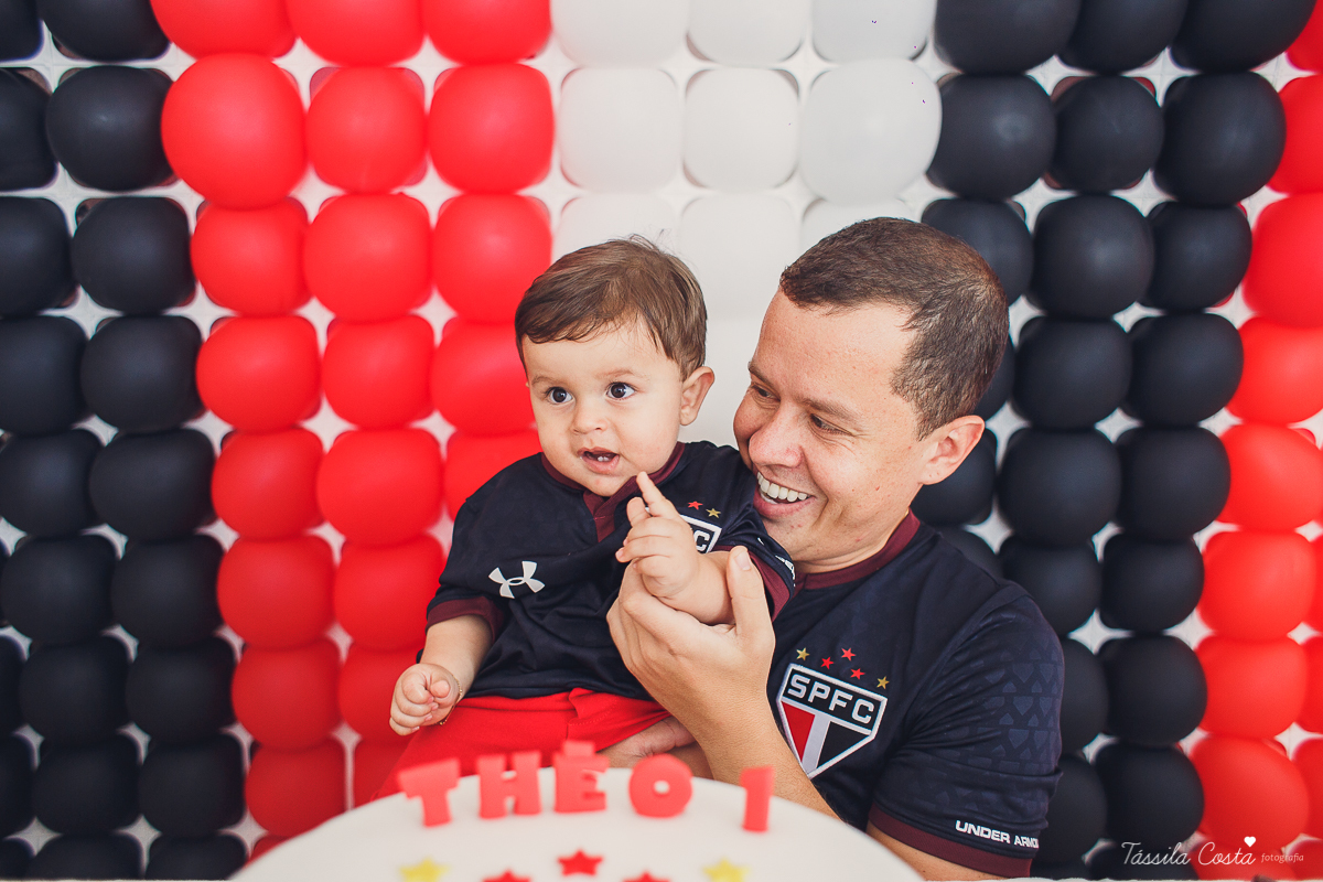 festa simples no tema São Paulo, convidados uniformizados com camisa de time na festa, aniversário simples no prédio, churrasco com amigos, churrasco oara aniversário de 1 ano, fotografia infantil, desconto em fotografia infantil em Vila Velha, fotógrafo