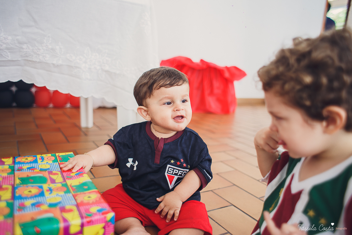 festa simples no tema São Paulo, convidados uniformizados com camisa de time na festa, aniversário simples no prédio, churrasco com amigos, churrasco oara aniversário de 1 ano, fotografia infantil, desconto em fotografia infantil em Vila Velha, fotógrafo