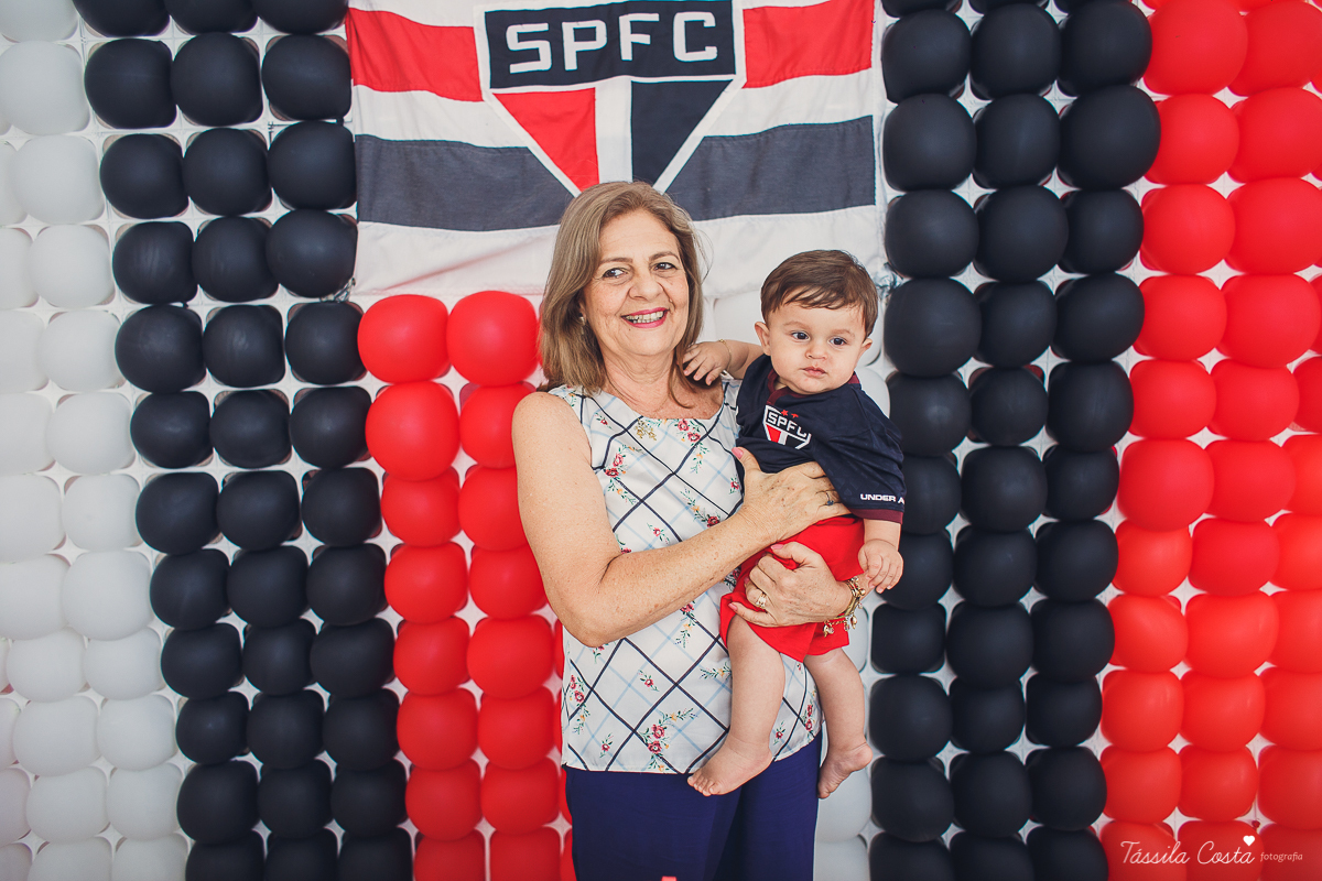festa simples no tema São Paulo, convidados uniformizados com camisa de time na festa, aniversário simples no prédio, churrasco com amigos, churrasco oara aniversário de 1 ano, fotografia infantil, desconto em fotografia infantil em Vila Velha, fotógrafo