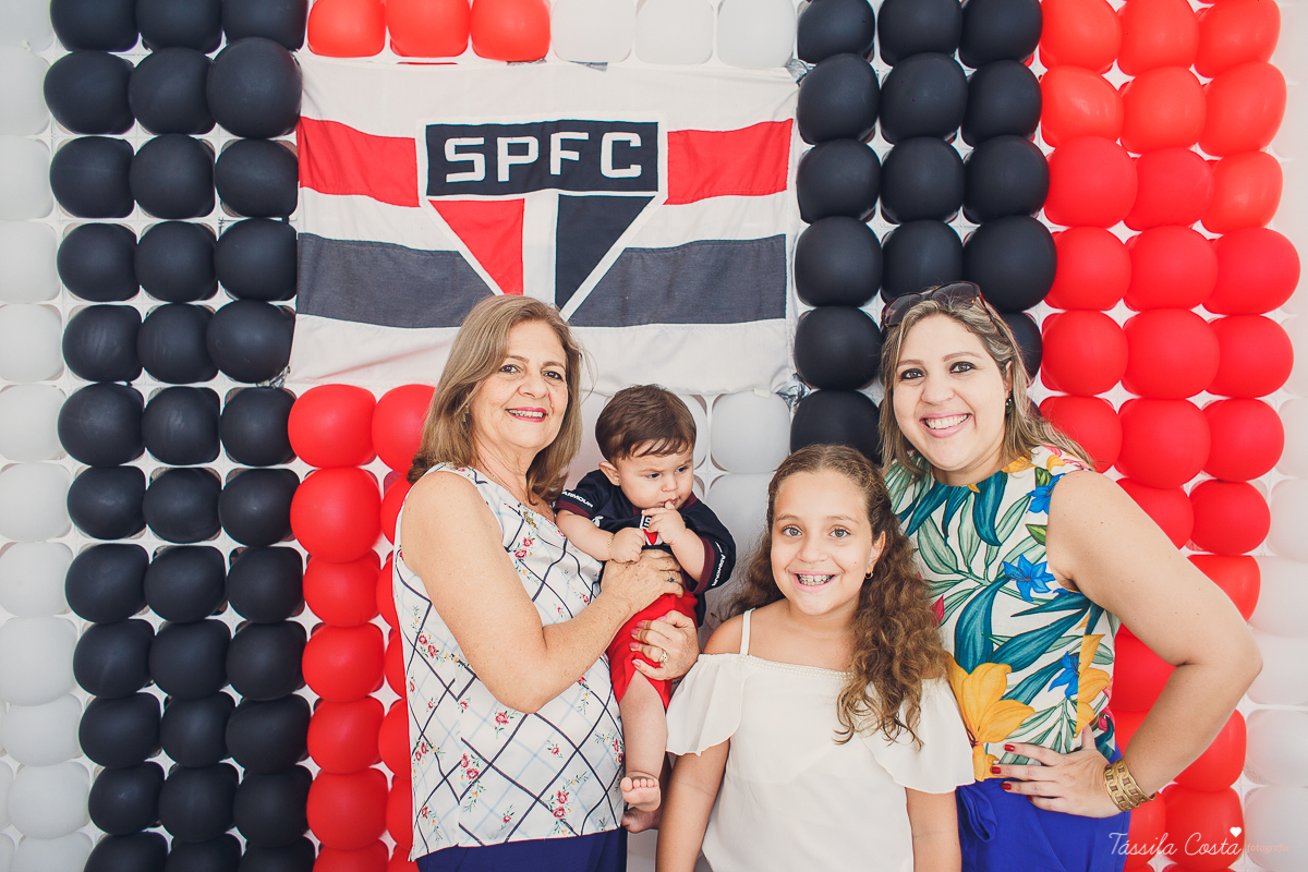 festa simples no tema São Paulo, convidados uniformizados com camisa de time na festa, aniversário simples no prédio, churrasco com amigos, churrasco oara aniversário de 1 ano, fotografia infantil, desconto em fotografia infantil em Vila Velha, fotógrafo