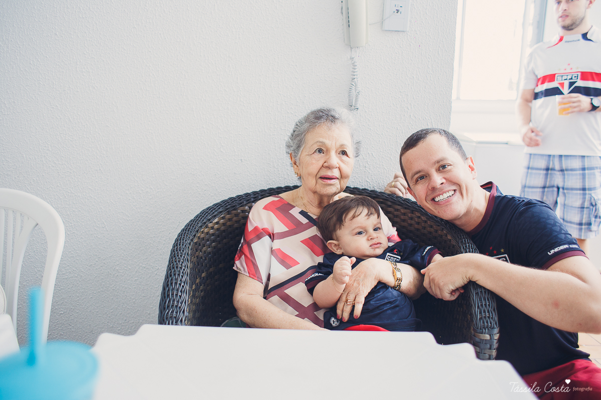 festa simples no tema São Paulo, convidados uniformizados com camisa de time na festa, aniversário simples no prédio, churrasco com amigos, churrasco oara aniversário de 1 ano, fotografia infantil, desconto em fotografia infantil em Vila Velha, fotógrafo