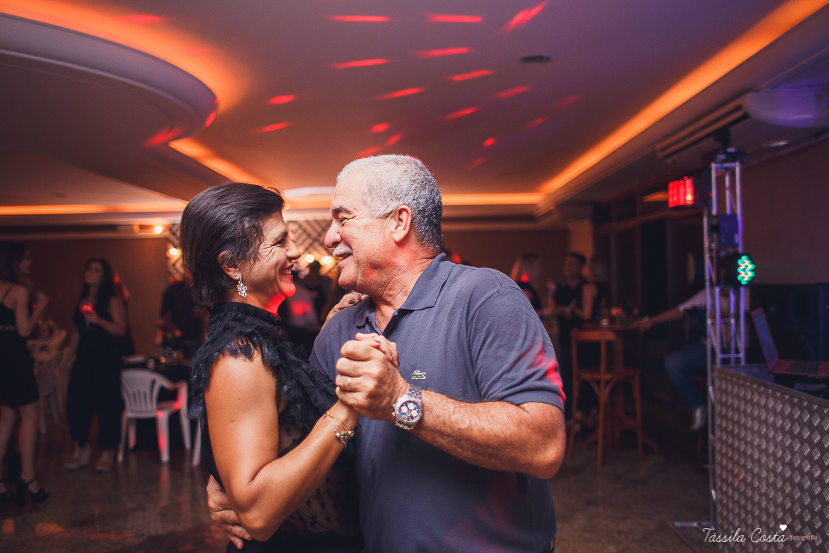 fotos lindas de bodas de coral, festa de 35 anos de casamento, inspiração para bodas de coral, fotografia de casamento em Vila Velha - ES, Praia da Costa, festa linda no prédio da Praia da Costa, Tássila Costa, Zilma e Delcio, Ed. Lausane Praia da Costa