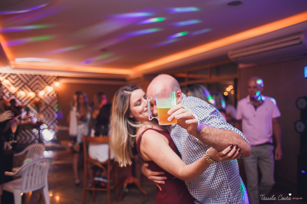 fotos lindas de bodas de coral, festa de 35 anos de casamento, inspiração para bodas de coral, fotografia de casamento em Vila Velha - ES, Praia da Costa, festa linda no prédio da Praia da Costa, Tássila Costa, Zilma e Delcio, Ed. Lausane Praia da Costa