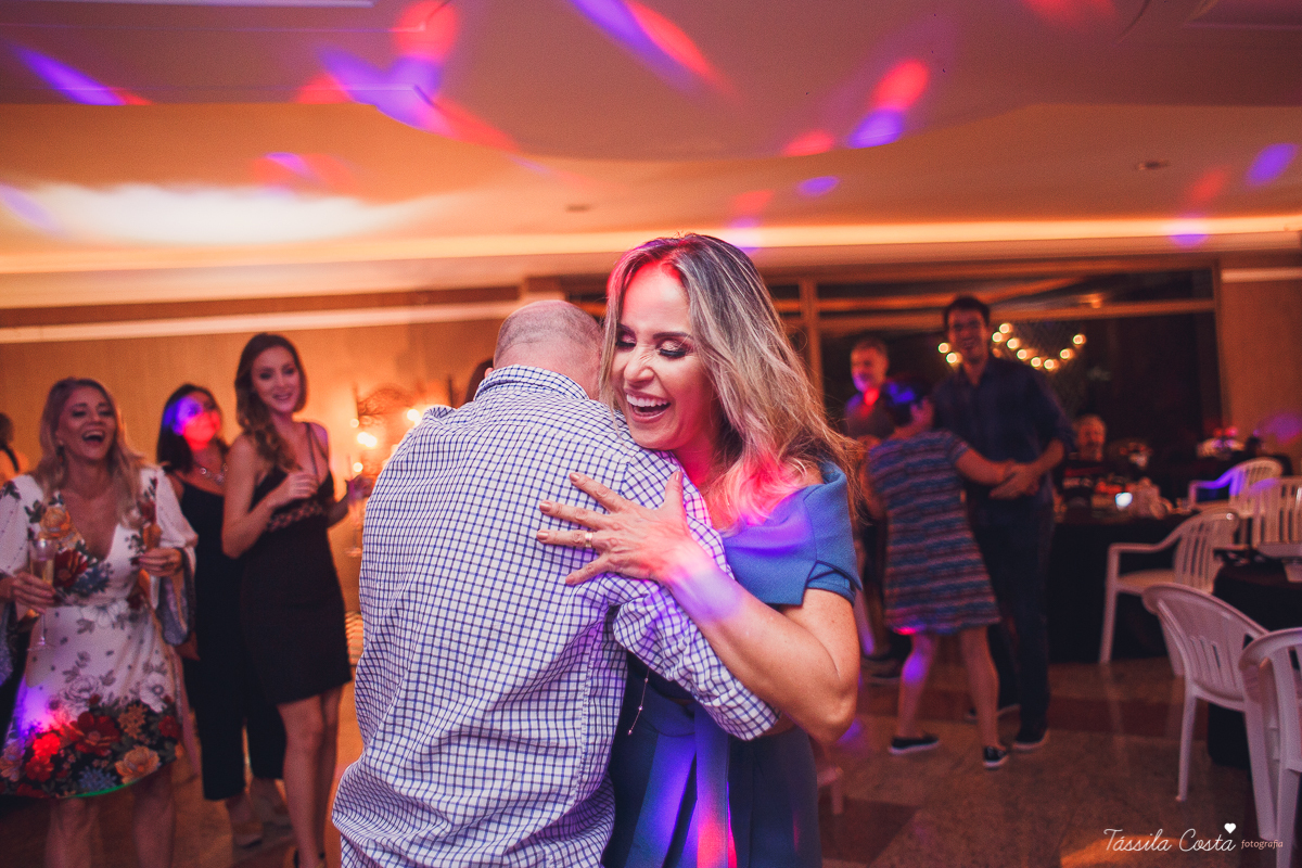 fotos lindas de bodas de coral, festa de 35 anos de casamento, inspiração para bodas de coral, fotografia de casamento em Vila Velha - ES, Praia da Costa, festa linda no prédio da Praia da Costa, Tássila Costa, Zilma e Delcio, Ed. Lausane Praia da Costa