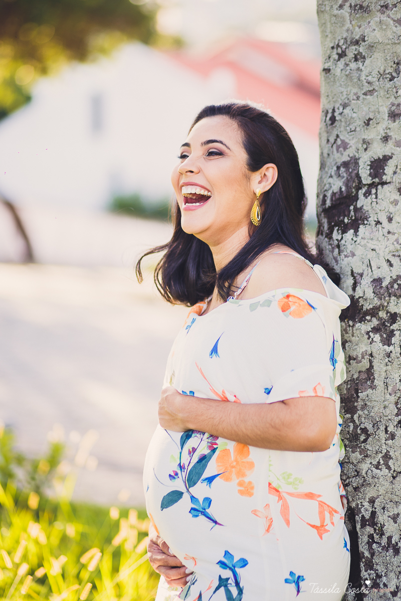 ensaio de gestante feito na ilha do frade, Vitória ES, fotografias de grávida, poses para ensaio de gestante com 1 filho, segundo filho do casal, pais de meninos, mundo azul, fotografia de família em Vitória, gestação, Vitória Apart, parto no Vitória Apar