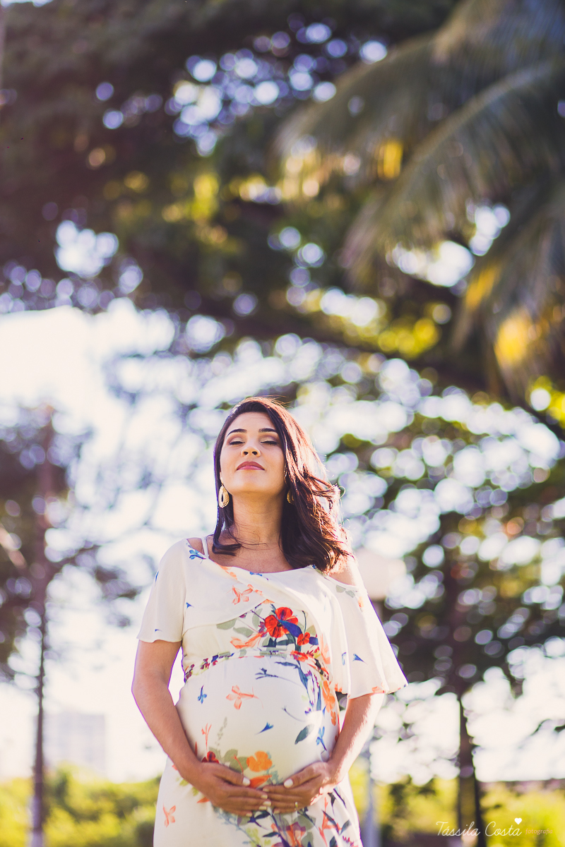ensaio de gestante feito na ilha do frade, Vitória ES, fotografias de grávida, poses para ensaio de gestante com 1 filho, segundo filho do casal, pais de meninos, mundo azul, fotografia de família em Vitória, gestação, Vitória Apart, parto no Vitória Apar