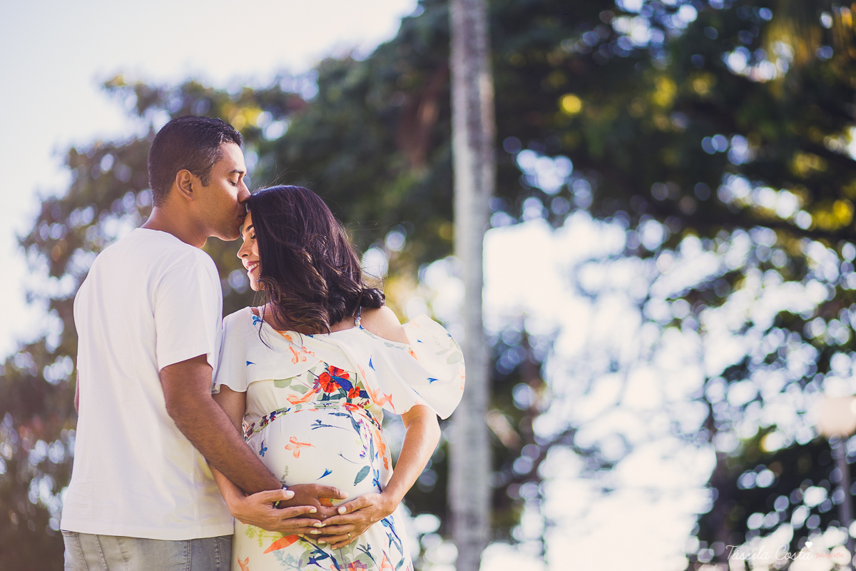 ensaio de gestante feito na ilha do frade, Vitória ES, fotografias de grávida, poses para ensaio de gestante com 1 filho, segundo filho do casal, pais de meninos, mundo azul, fotografia de família em Vitória, gestação, Vitória Apart, parto no Vitória Apar