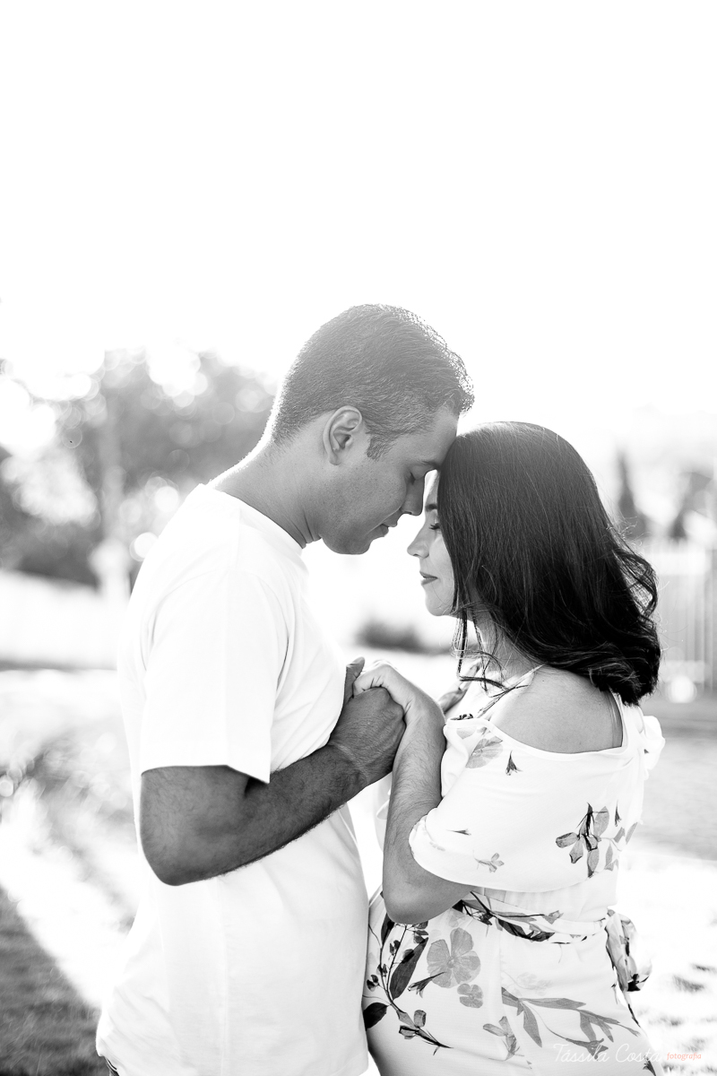 ensaio de gestante feito na ilha do frade, Vitória ES, fotografias de grávida, poses para ensaio de gestante com 1 filho, segundo filho do casal, pais de meninos, mundo azul, fotografia de família em Vitória, gestação, Vitória Apart, parto no Vitória Apar