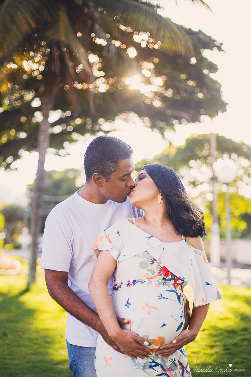 ensaio de gestante feito na ilha do frade, Vitória ES, fotografias de grávida, poses para ensaio de gestante com 1 filho, segundo filho do casal, pais de meninos, mundo azul, fotografia de família em Vitória, gestação, Vitória Apart, parto no Vitória Apar