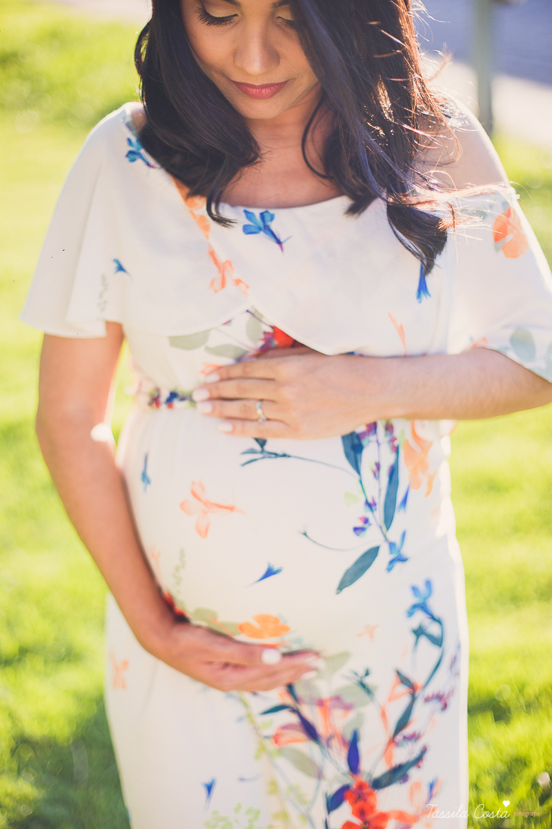 ensaio de gestante feito na ilha do frade, Vitória ES, fotografias de grávida, poses para ensaio de gestante com 1 filho, segundo filho do casal, pais de meninos, mundo azul, fotografia de família em Vitória, gestação, Vitória Apart, parto no Vitória Apar