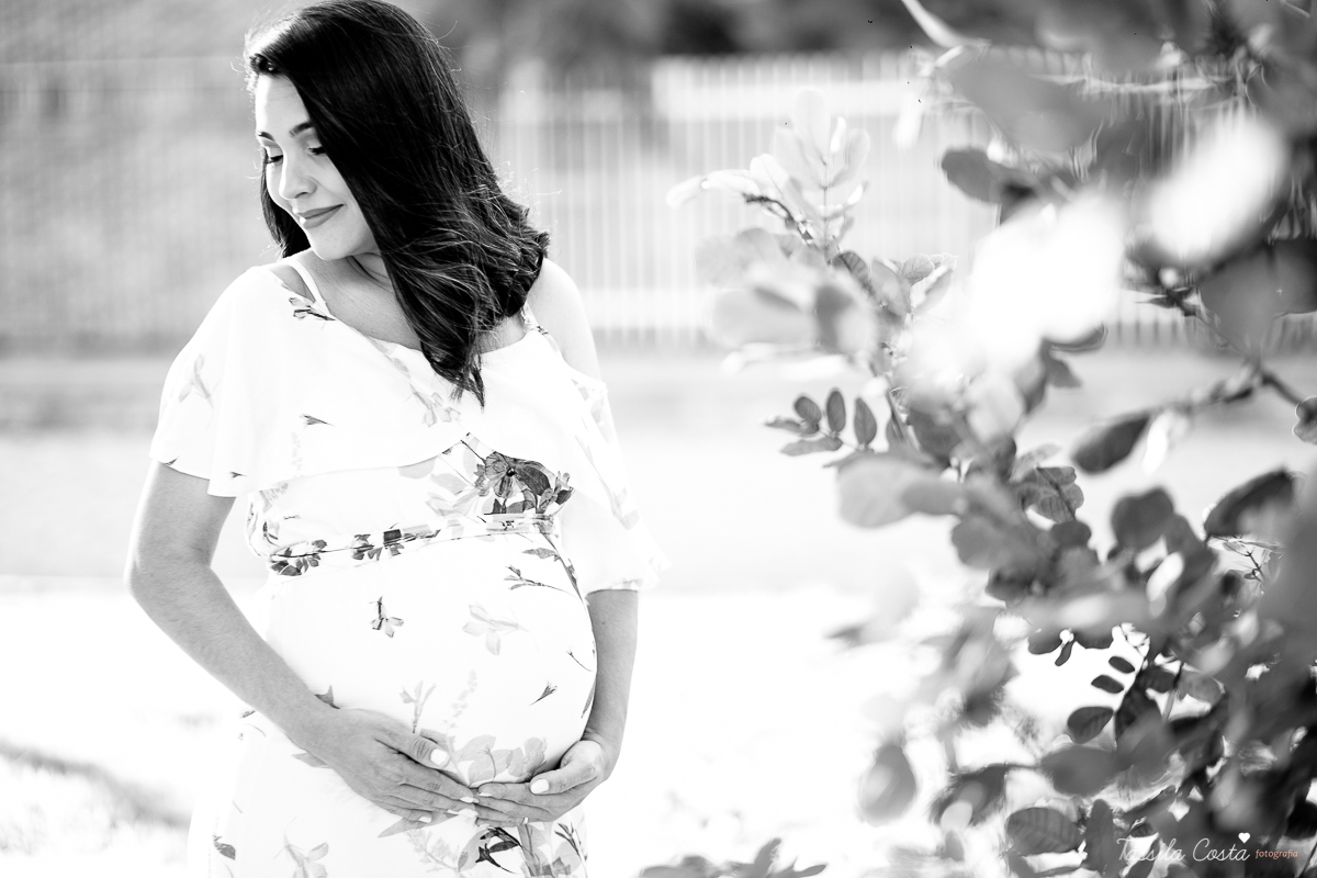 ensaio de gestante feito na ilha do frade, Vitória ES, fotografias de grávida, poses para ensaio de gestante com 1 filho, segundo filho do casal, pais de meninos, mundo azul, fotografia de família em Vitória, gestação, Vitória Apart, parto no Vitória Apar