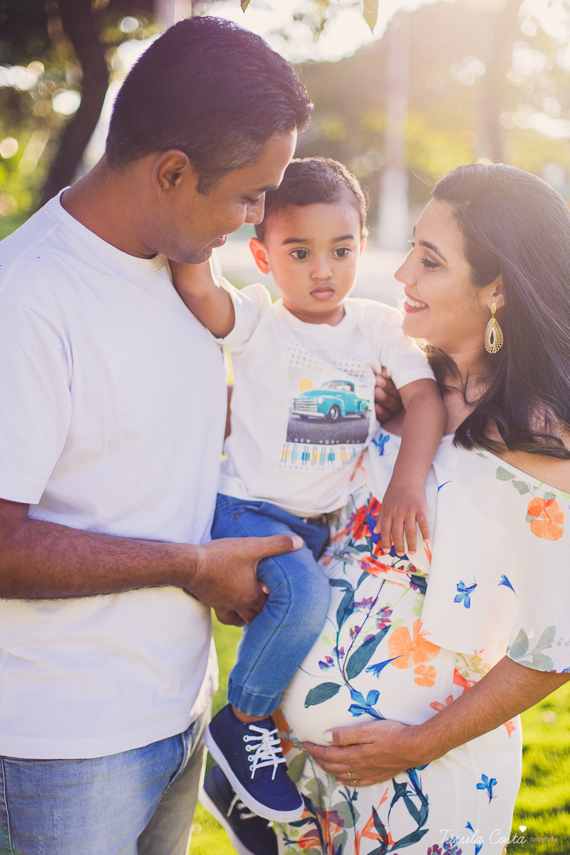 ensaio de gestante feito na ilha do frade, Vitória ES, fotografias de grávida, poses para ensaio de gestante com 1 filho, segundo filho do casal, pais de meninos, mundo azul, fotografia de família em Vitória, gestação, Vitória Apart, parto no Vitória Apar