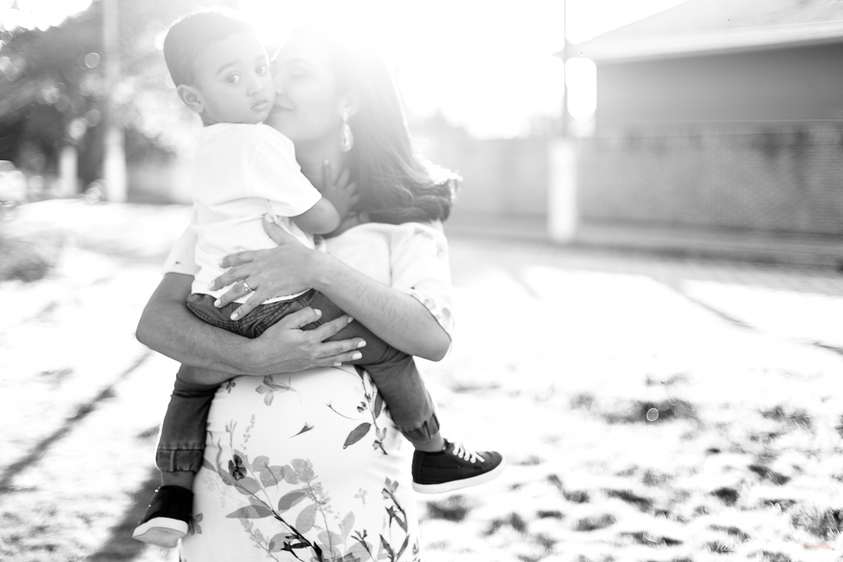 ensaio de gestante feito na ilha do frade, Vitória ES, fotografias de grávida, poses para ensaio de gestante com 1 filho, segundo filho do casal, pais de meninos, mundo azul, fotografia de família em Vitória, gestação, Vitória Apart, parto no Vitória Apar