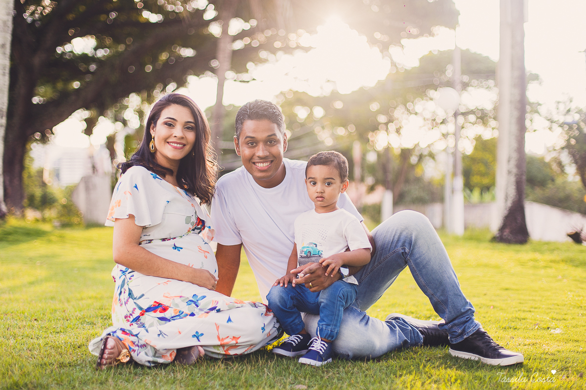 ensaio de gestante feito na ilha do frade, Vitória ES, fotografias de grávida, poses para ensaio de gestante com 1 filho, segundo filho do casal, pais de meninos, mundo azul, fotografia de família em Vitória, gestação, Vitória Apart, parto no Vitória Apar