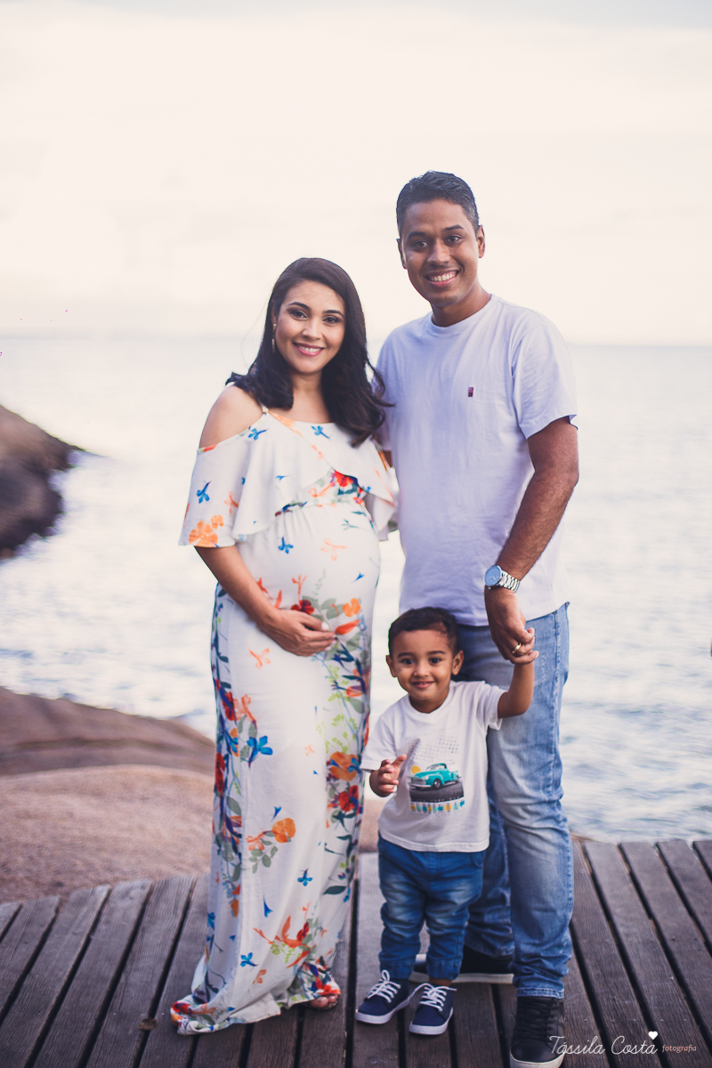 ensaio de gestante feito na ilha do frade, Vitória ES, fotografias de grávida, poses para ensaio de gestante com 1 filho, segundo filho do casal, pais de meninos, mundo azul, fotografia de família em Vitória, gestação, Vitória Apart, parto no Vitória Apar