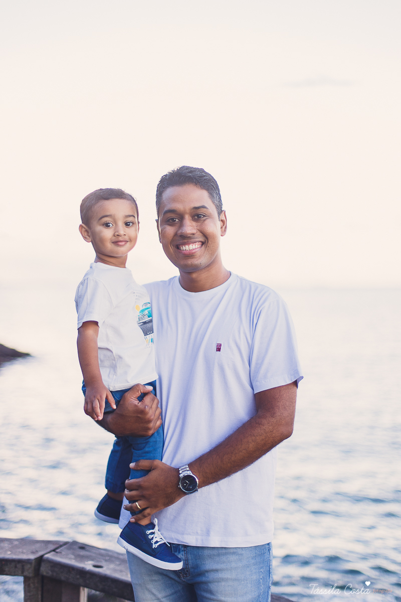 ensaio de gestante feito na ilha do frade, Vitória ES, fotografias de grávida, poses para ensaio de gestante com 1 filho, segundo filho do casal, pais de meninos, mundo azul, fotografia de família em Vitória, gestação, Vitória Apart, parto no Vitória Apar