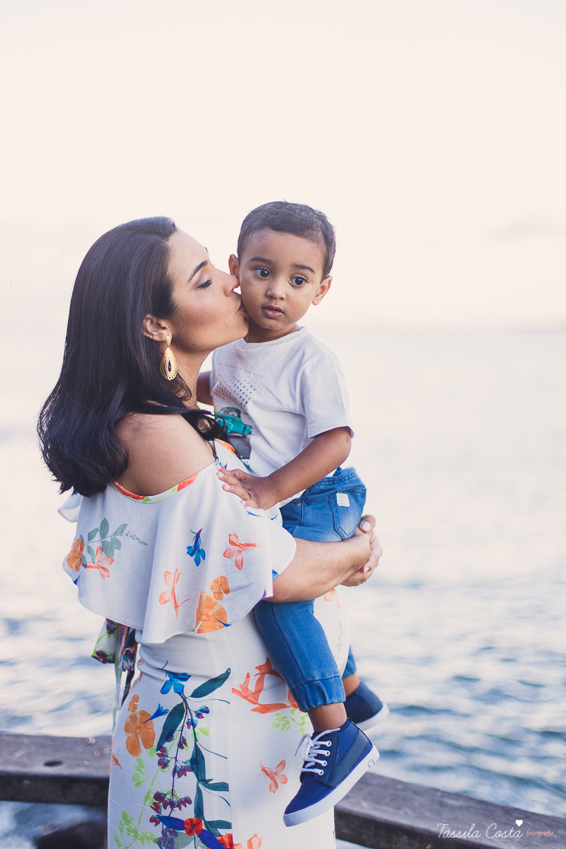 ensaio de gestante feito na ilha do frade, Vitória ES, fotografias de grávida, poses para ensaio de gestante com 1 filho, segundo filho do casal, pais de meninos, mundo azul, fotografia de família em Vitória, gestação, Vitória Apart, parto no Vitória Apar