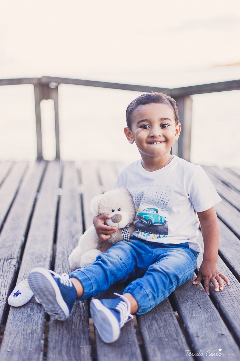 ensaio de gestante feito na ilha do frade, Vitória ES, fotografias de grávida, poses para ensaio de gestante com 1 filho, segundo filho do casal, pais de meninos, mundo azul, fotografia de família em Vitória, gestação, Vitória Apart, parto no Vitória Apar