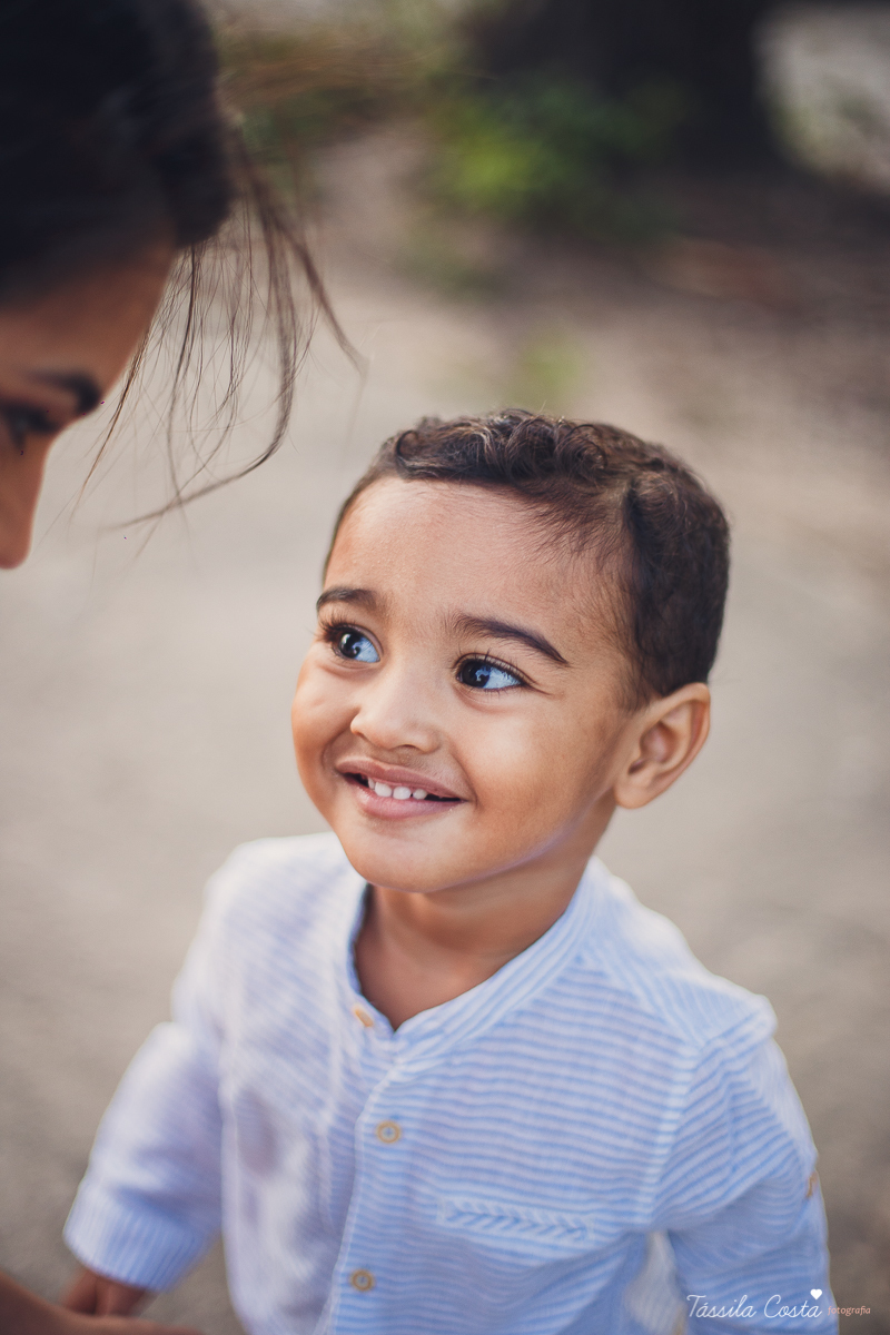 ensaio de gestante feito na ilha do frade, Vitória ES, fotografias de grávida, poses para ensaio de gestante com 1 filho, segundo filho do casal, pais de meninos, mundo azul, fotografia de família em Vitória, gestação, Vitória Apart, parto no Vitória Apar