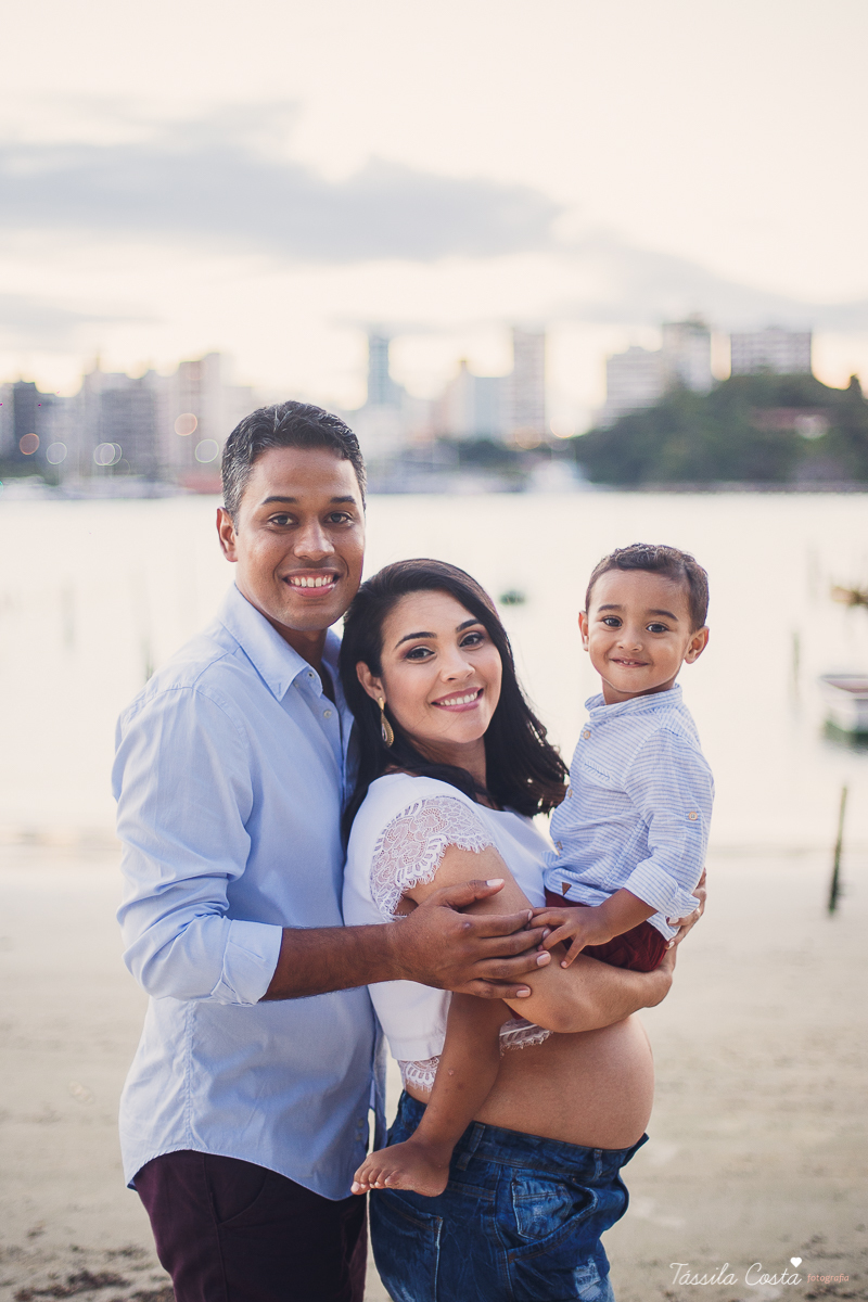 ensaio de gestante feito na ilha do frade, Vitória ES, fotografias de grávida, poses para ensaio de gestante com 1 filho, segundo filho do casal, pais de meninos, mundo azul, fotografia de família em Vitória, gestação, Vitória Apart, parto no Vitória Apar