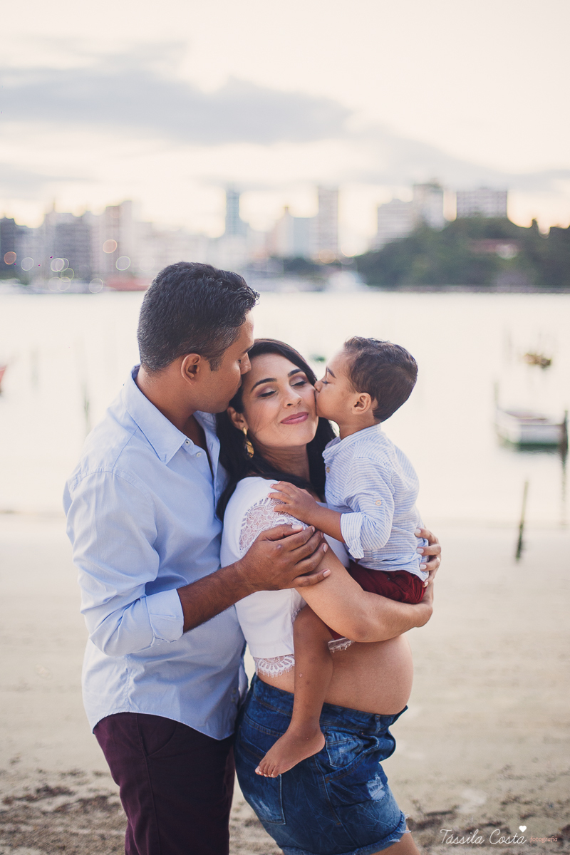 ensaio de gestante feito na ilha do frade, Vitória ES, fotografias de grávida, poses para ensaio de gestante com 1 filho, segundo filho do casal, pais de meninos, mundo azul, fotografia de família em Vitória, gestação, Vitória Apart, parto no Vitória Apar