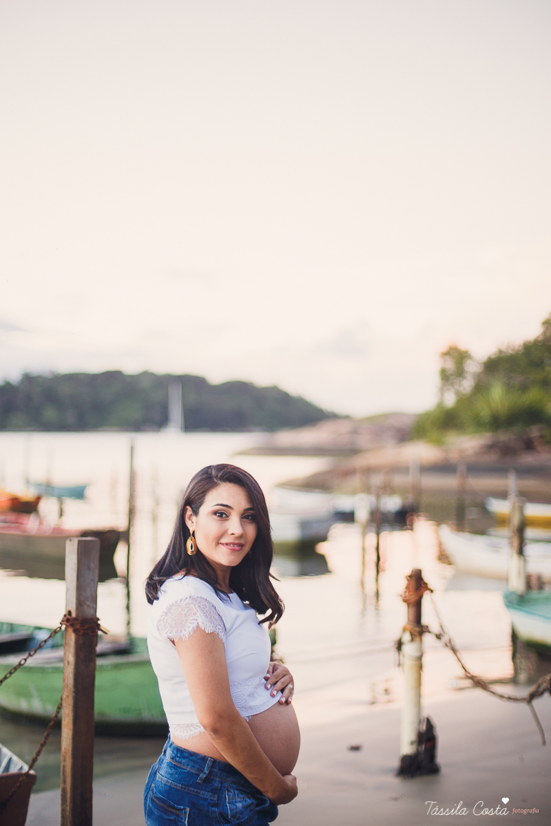 ensaio de gestante feito na ilha do frade, Vitória ES, fotografias de grávida, poses para ensaio de gestante com 1 filho, segundo filho do casal, pais de meninos, mundo azul, fotografia de família em Vitória, gestação, Vitória Apart, parto no Vitória Apar