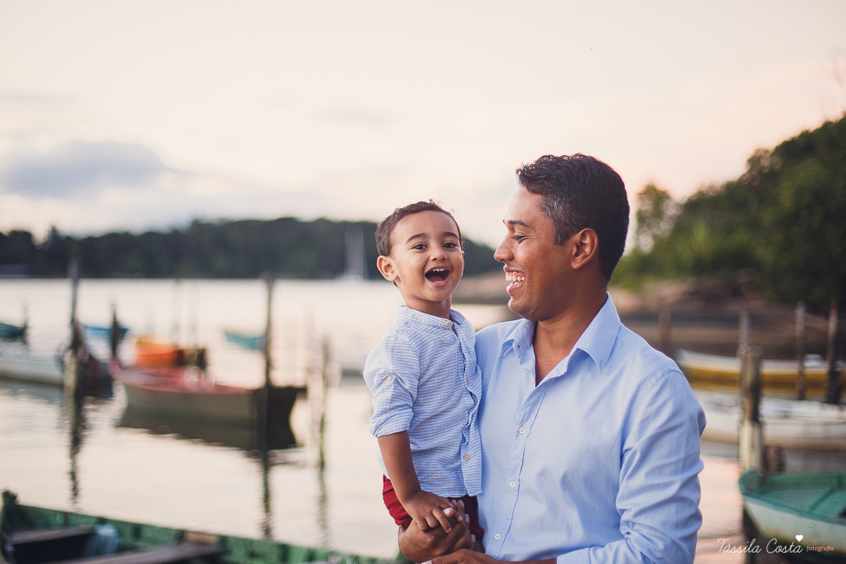 ensaio de gestante feito na ilha do frade, Vitória ES, fotografias de grávida, poses para ensaio de gestante com 1 filho, segundo filho do casal, pais de meninos, mundo azul, fotografia de família em Vitória, gestação, Vitória Apart, parto no Vitória Apar