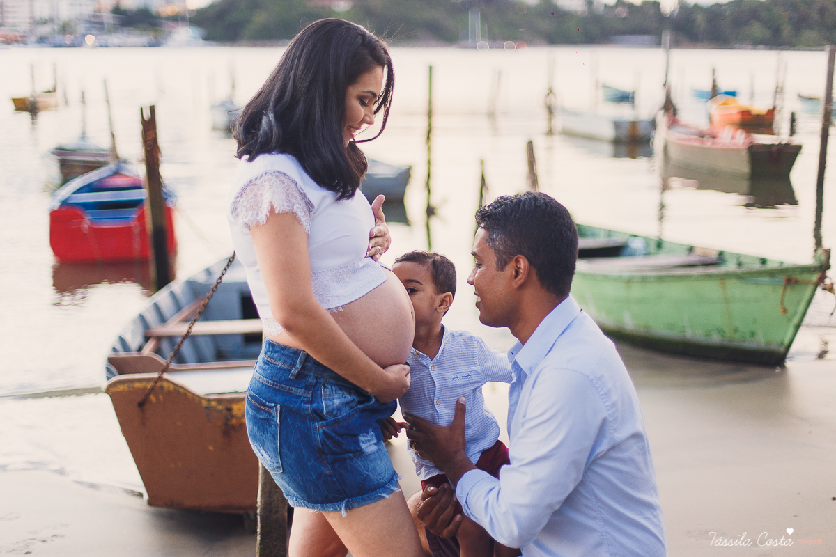 ensaio de gestante feito na ilha do frade, Vitória ES, fotografias de grávida, poses para ensaio de gestante com 1 filho, segundo filho do casal, pais de meninos, mundo azul, fotografia de família em Vitória, gestação, Vitória Apart, parto no Vitória Apar