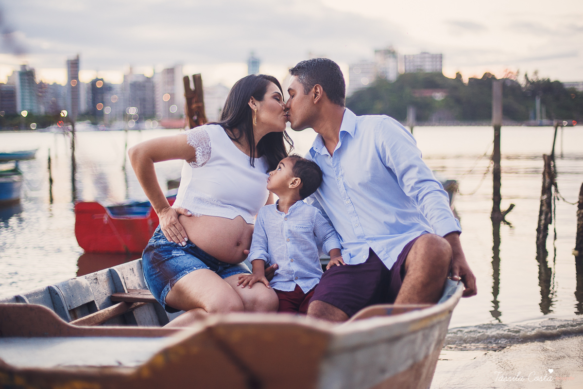 ensaio de gestante feito na ilha do frade, Vitória ES, fotografias de grávida, poses para ensaio de gestante com 1 filho, segundo filho do casal, pais de meninos, mundo azul, fotografia de família em Vitória, gestação, Vitória Apart, parto no Vitória Apar