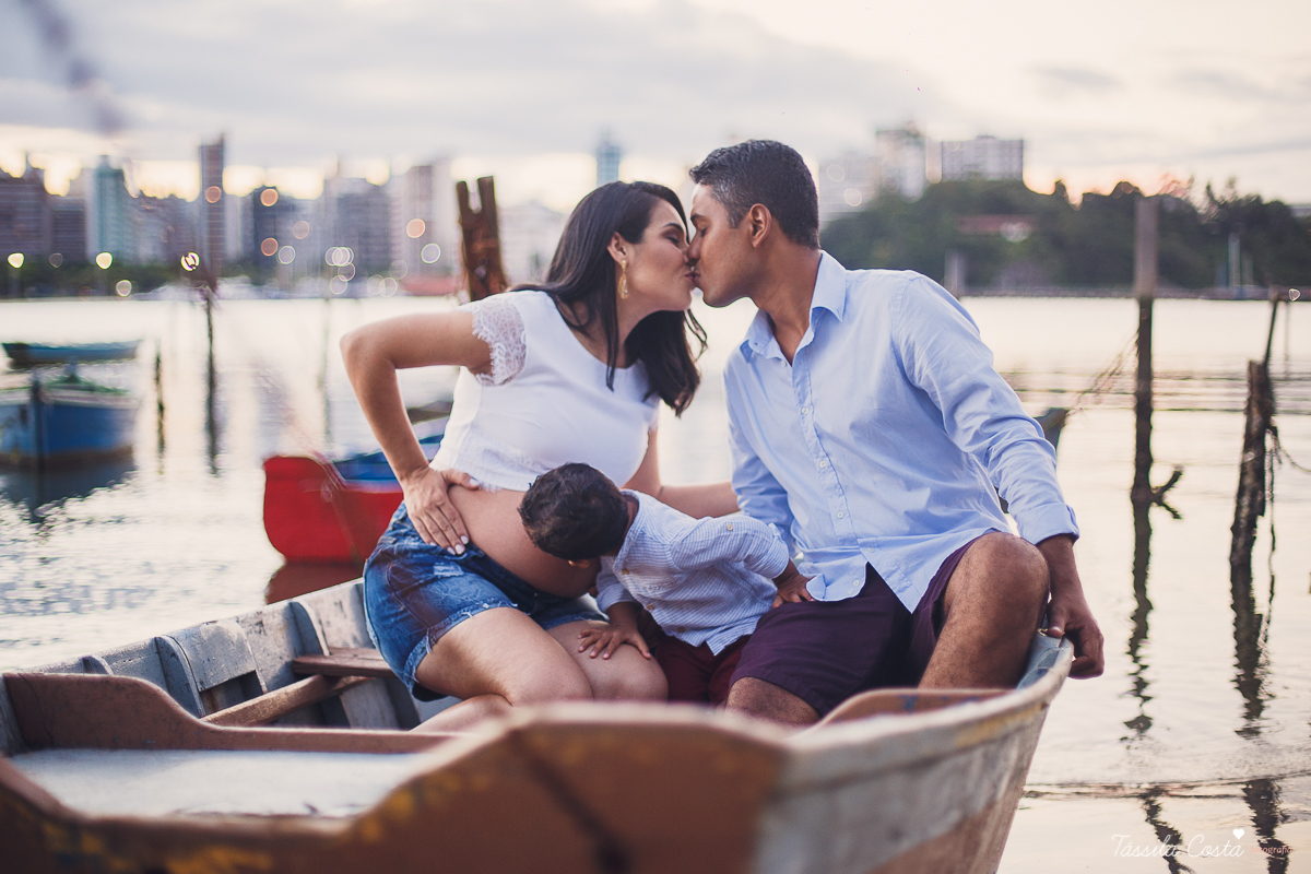 ensaio de gestante feito na ilha do frade, Vitória ES, fotografias de grávida, poses para ensaio de gestante com 1 filho, segundo filho do casal, pais de meninos, mundo azul, fotografia de família em Vitória, gestação, Vitória Apart, parto no Vitória Apar