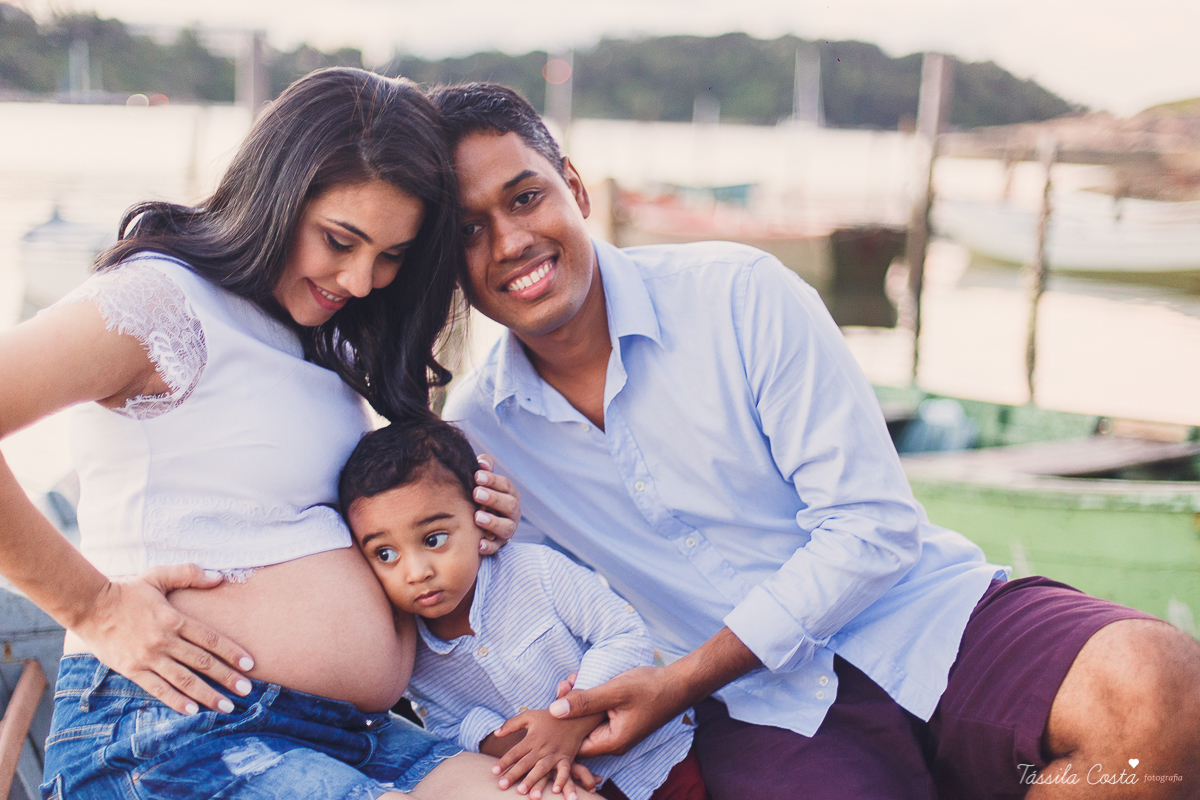 ensaio de gestante feito na ilha do frade, Vitória ES, fotografias de grávida, poses para ensaio de gestante com 1 filho, segundo filho do casal, pais de meninos, mundo azul, fotografia de família em Vitória, gestação, Vitória Apart, parto no Vitória Apar