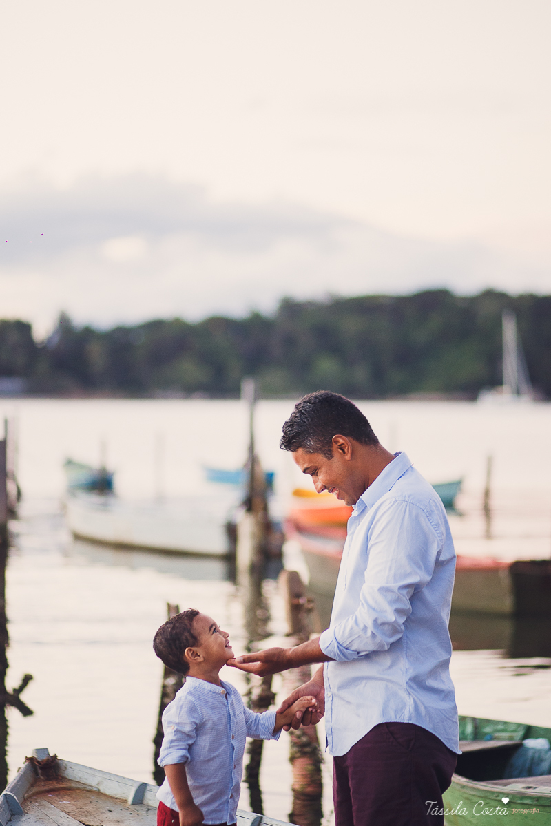 ensaio de gestante feito na ilha do frade, Vitória ES, fotografias de grávida, poses para ensaio de gestante com 1 filho, segundo filho do casal, pais de meninos, mundo azul, fotografia de família em Vitória, gestação, Vitória Apart, parto no Vitória Apar