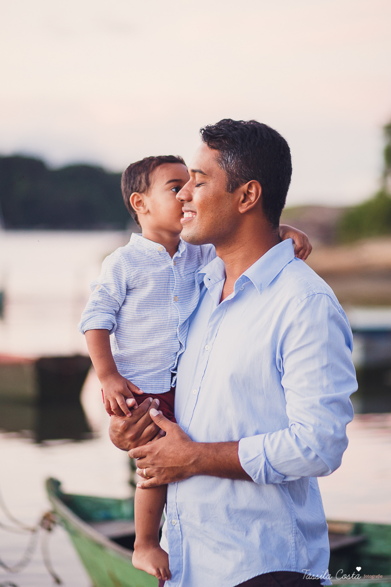 ensaio de gestante feito na ilha do frade, Vitória ES, fotografias de grávida, poses para ensaio de gestante com 1 filho, segundo filho do casal, pais de meninos, mundo azul, fotografia de família em Vitória, gestação, Vitória Apart, parto no Vitória Apar