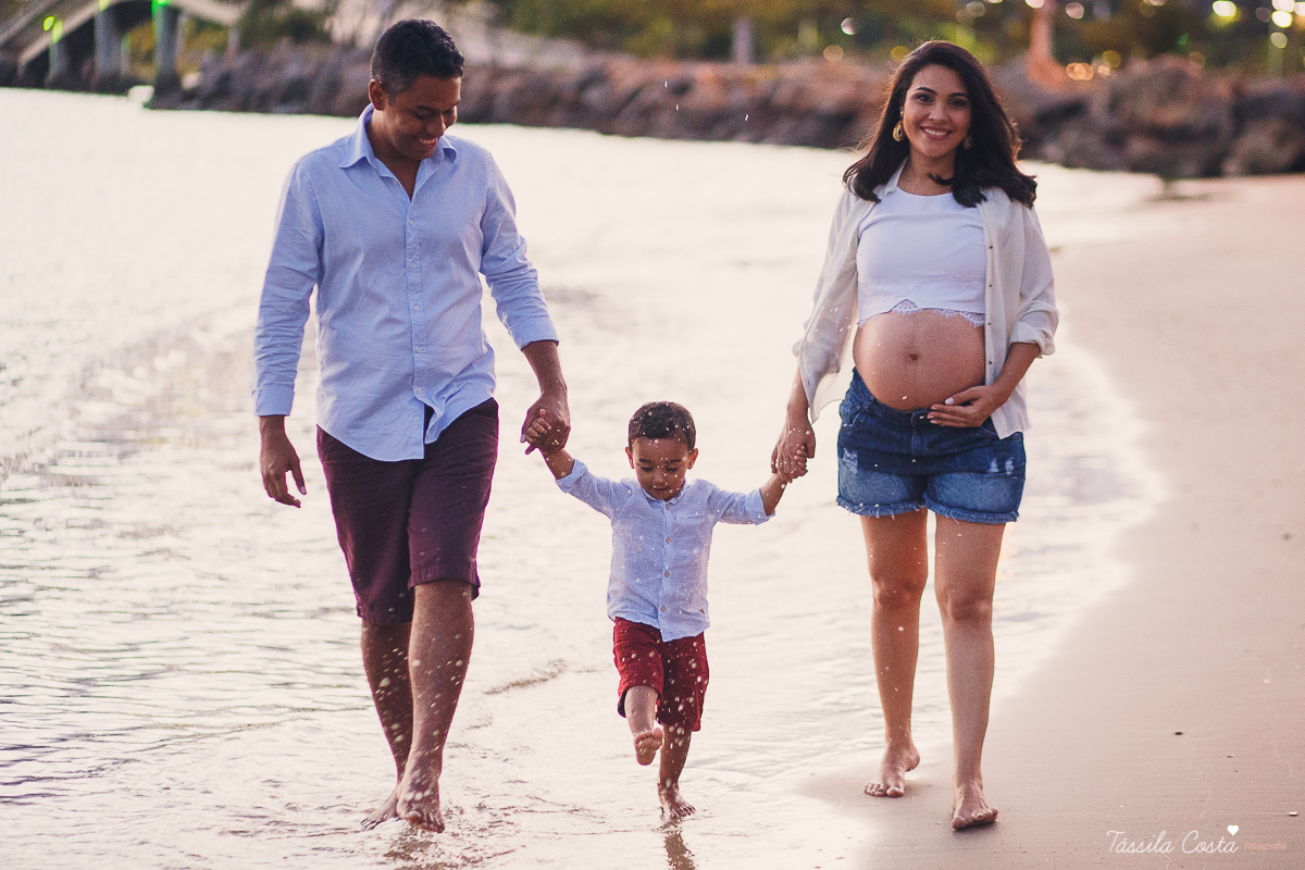 ensaio de gestante feito na ilha do frade, Vitória ES, fotografias de grávida, poses para ensaio de gestante com 1 filho, segundo filho do casal, pais de meninos, mundo azul, fotografia de família em Vitória, gestação, Vitória Apart, parto no Vitória Apar