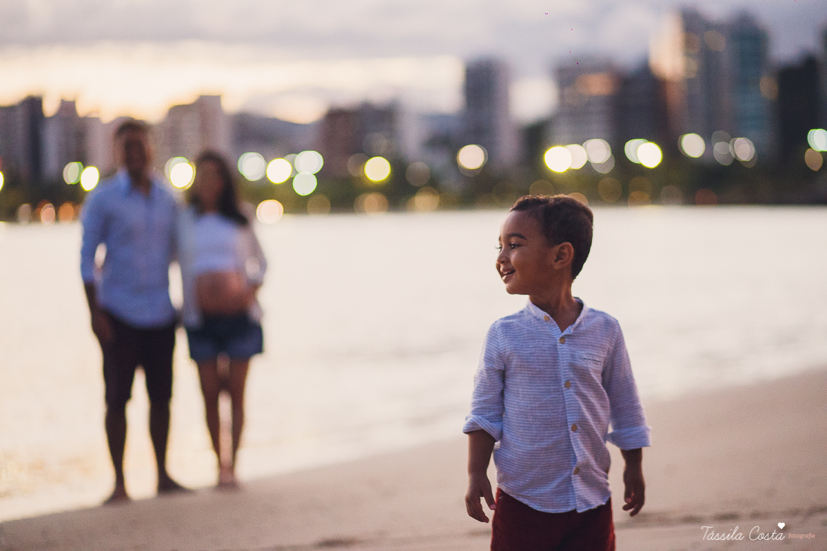 ensaio de gestante feito na ilha do frade, Vitória ES, fotografias de grávida, poses para ensaio de gestante com 1 filho, segundo filho do casal, pais de meninos, mundo azul, fotografia de família em Vitória, gestação, Vitória Apart, parto no Vitória Apar