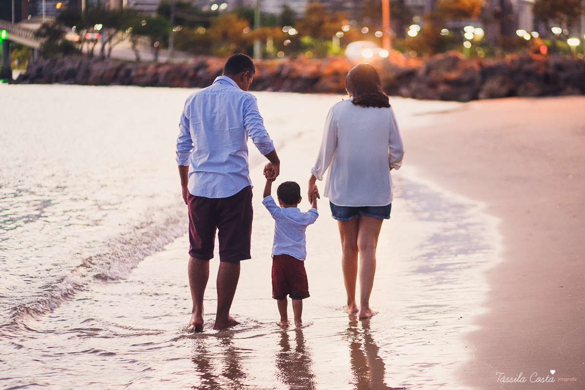 ensaio de gestante feito na ilha do frade, Vitória ES, fotografias de grávida, poses para ensaio de gestante com 1 filho, segundo filho do casal, pais de meninos, mundo azul, fotografia de família em Vitória, gestação, Vitória Apart, parto no Vitória Apar