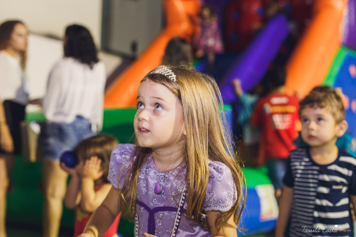 aniversário de 5 anos da princesa Sophia, decoração simples e linda tema princesa Sophia, festa em Vitória ES, festa em prédio, fotografia de aniversário infantil em vitória es, Praia do Canto ES