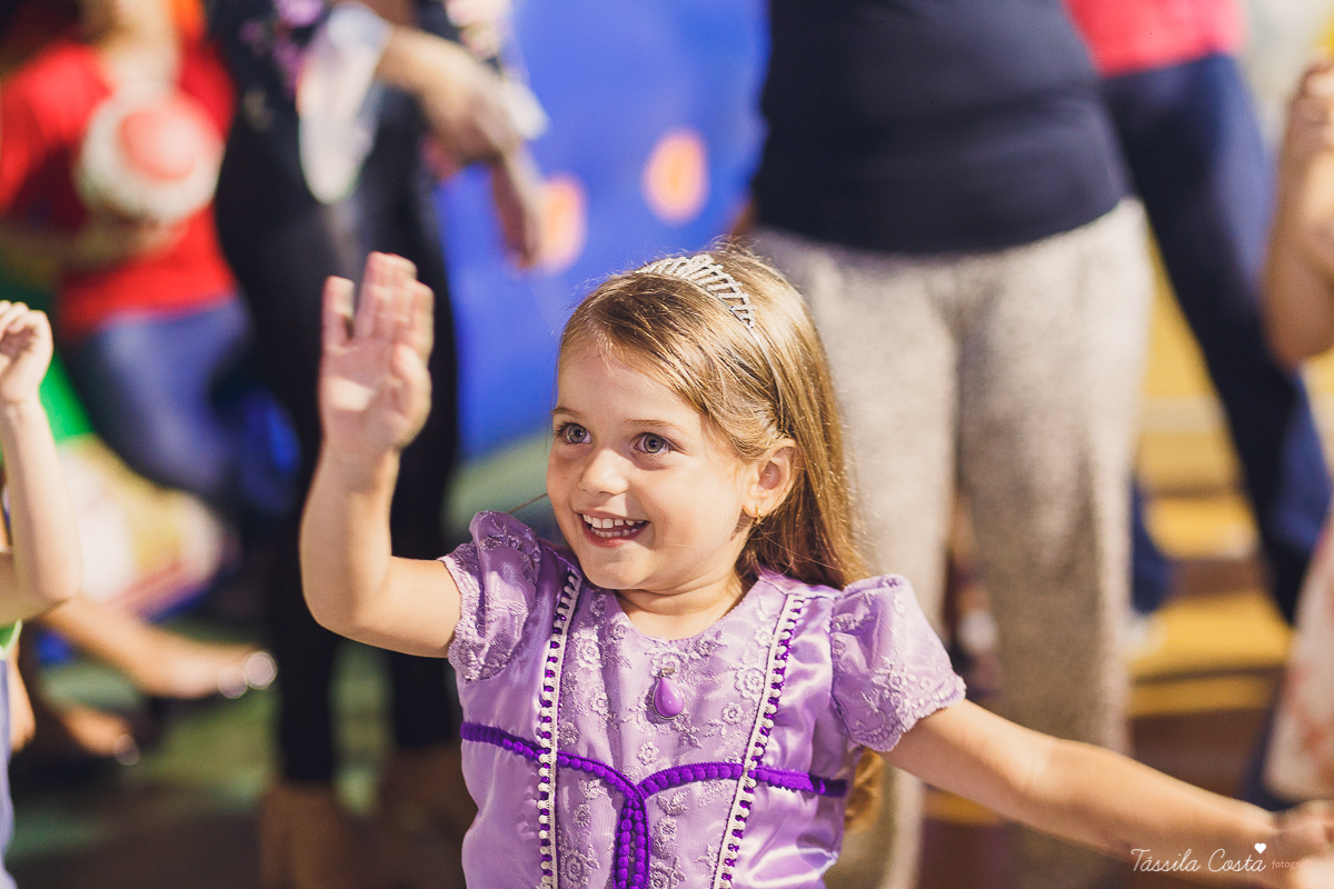 aniversário de 5 anos da princesa Sophia, decoração simples e linda tema princesa Sophia, festa em Vitória ES, festa em prédio, fotografia de aniversário infantil em vitória es, Praia do Canto ES