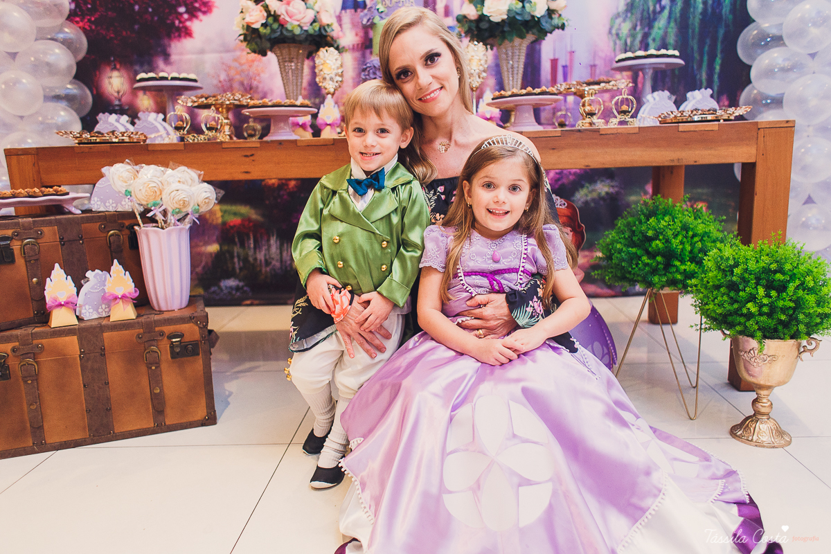 aniversário de 5 anos da princesa Sophia, decoração simples e linda tema princesa Sophia, festa em Vitória ES, festa em prédio, fotografia de aniversário infantil em vitória es, Praia do Canto ES