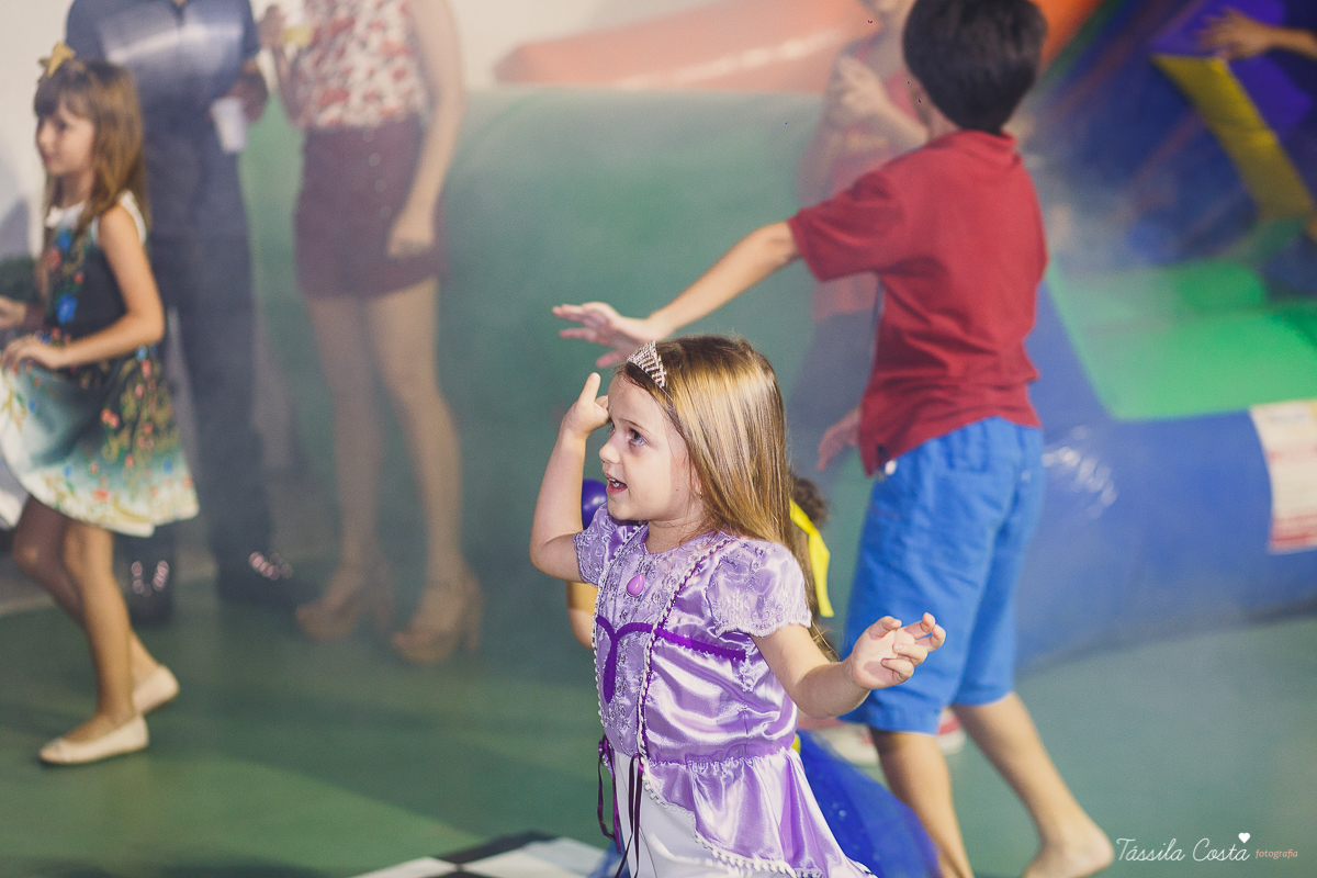 aniversário de 5 anos da princesa Sophia, decoração simples e linda tema princesa Sophia, festa em Vitória ES, festa em prédio, fotografia de aniversário infantil em vitória es, Praia do Canto ES