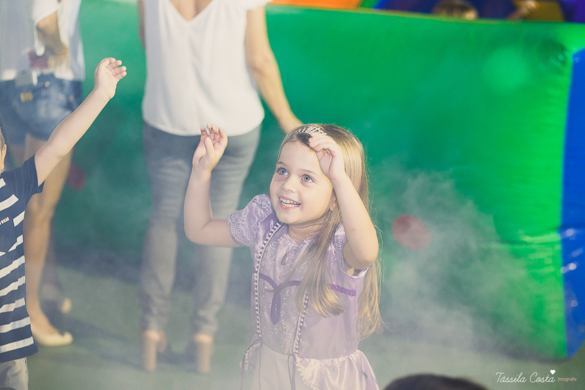 aniversário de 5 anos da princesa Sophia, decoração simples e linda tema princesa Sophia, festa em Vitória ES, festa em prédio, fotografia de aniversário infantil em vitória es, Praia do Canto ES