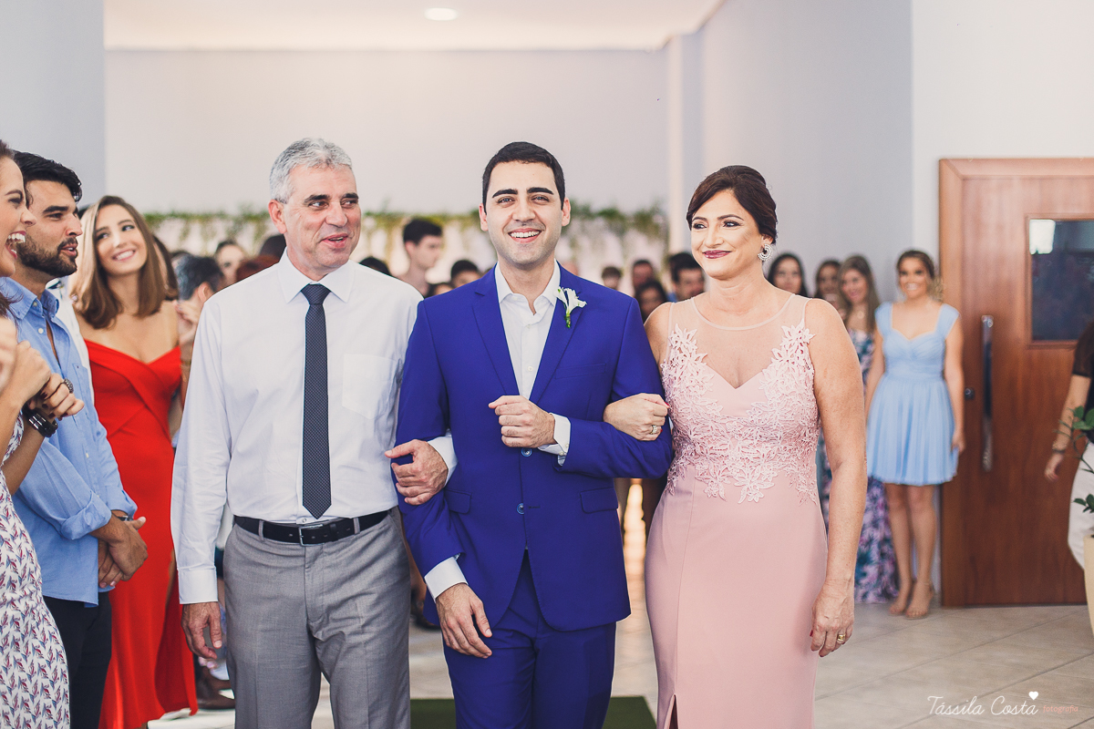 casamento intimista feito na área de lazer do prédio, em jardim da penha, fotografia de casamento em vitória es, bruna e andré, cachorrinho levando as alianças, decoração para mini casamento na hora do almoço 